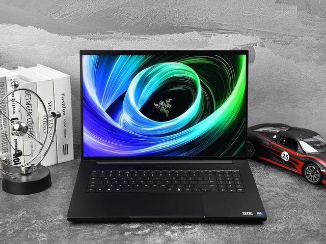 上手体验雷蛇灵刃18 2025：18英寸超薄游戏本天花板