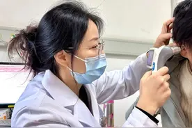 奇痒难忍！浙江男子耳朵里长出“蘑菇”！这习惯很多人都有……图片