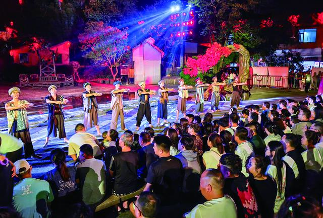 红叶舞动天地间，瑰宝灿烂光雾山