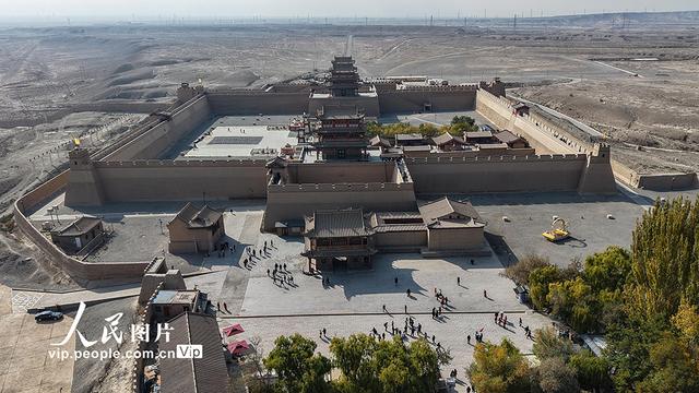 甘肃嘉峪关：大漠雄关迎宾客