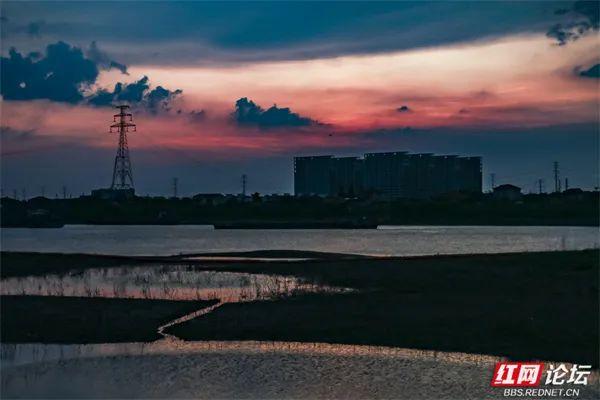 推窗何必远行？益阳十洲公园，坐收泼墨晚霞的天地馈赠