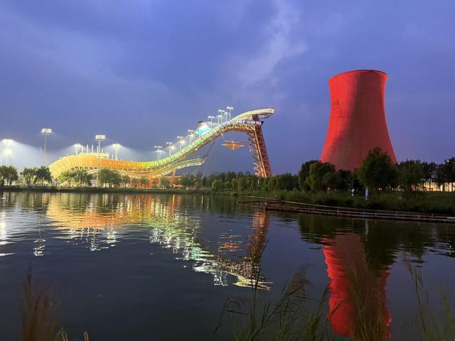 直击服贸会现场！北京首钢园夜景璀璨