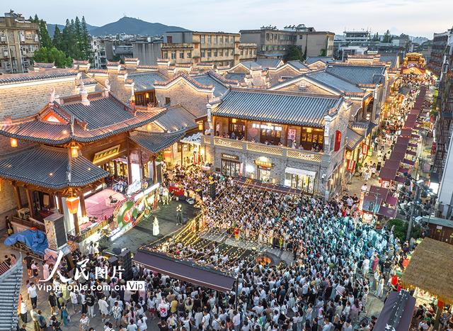湖北襄阳：古城“夜经济”红火