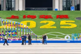 上海车展今天迎来首批专业观众，10万㎡供应链展区面积创新高图片
