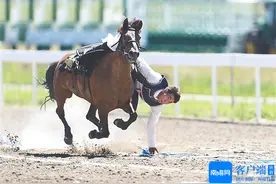 马上项目分赛场跑马拾哈达比赛举行 西藏代表队在个人赛和团体赛中均夺魁图片