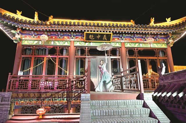 夏夜桃林灯作海 游人笑语醉星河