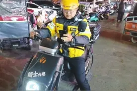科长变身外卖员 寒风里为骑手寻“暖方”图片