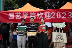 特别的缘分！母亲和女儿当了大学同学，开学报到发现还有更巧的……图片