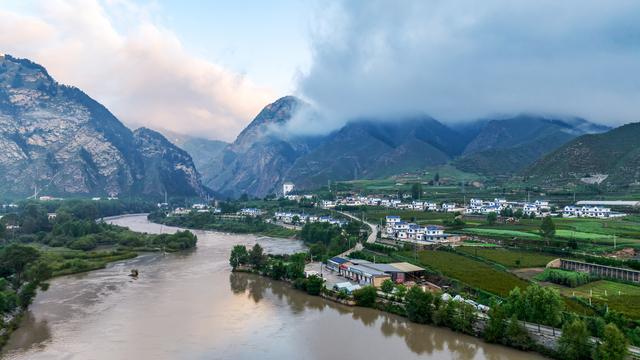 组图丨天祝：蜿蜒河水绕青山