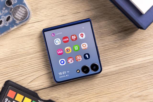 三星Galaxy Z Flip7上手评测：小折叠的新高度，还是熟悉的配方？