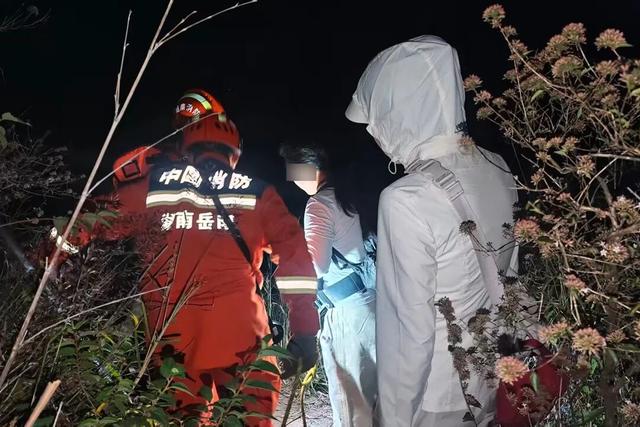 治本攻坚警示曝光丨又是网上“坑人”攻略！两女子深夜被困悬崖