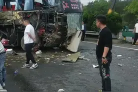 江西上饶一高速客车发生车祸，交警：有一人受伤，已处理完毕图片
