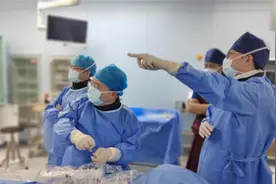 湖北首例！六旬老人有对“大象腿”，亚总医生在血管内安插“眼睛”打通血流图片