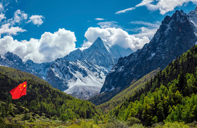 超100万人次创历史同期新高！绚烂秋景+多彩“夜”态解锁稻城亚丁景区“流量密码”