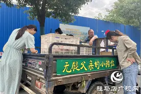 驻马店：残疾大叔街头摆摊 爱心人士伸手援助图片