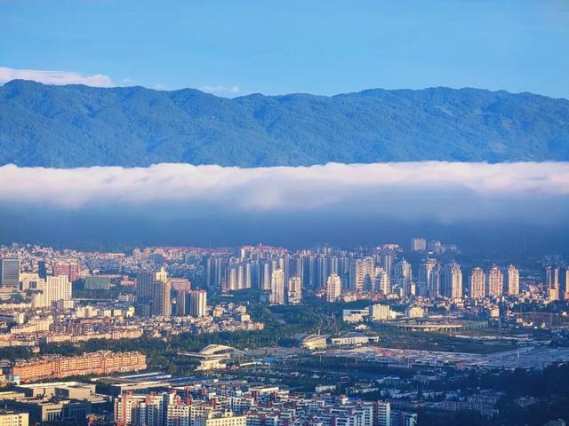 遇见临沧 如回故乡丨青山伴流云 临翔“旗山玉带”上线