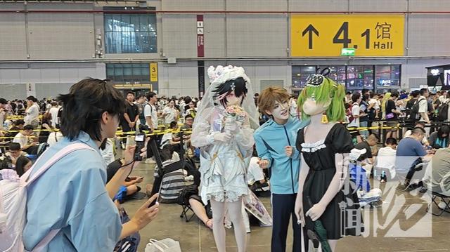 上海今天什么情况？从地铁站里排出去百米长队，无穷无尽！网友：到底有谁在啊……