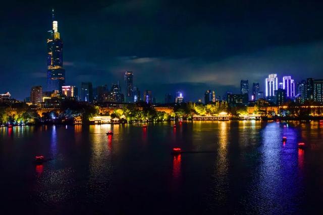 白天是南京，夜晚是金陵