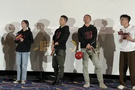 《无价之宝》成都路演出现温馨一幕，张译鞠躬并发文表谢意图片