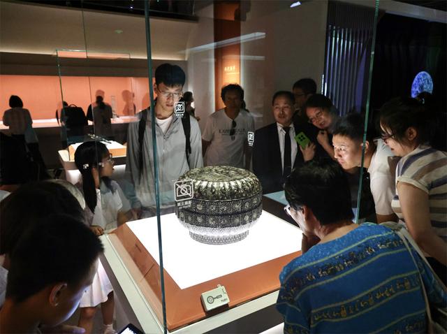 挥舞国旗去上博看展