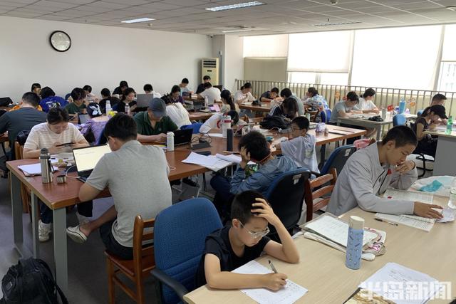 比景区更火！暑期青岛图书馆“一座难求”