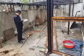 天井内建起阳光房？永丰城管处置了这起违章搭建图片