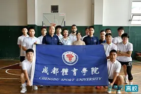 成都体育学院在川渝“校园之春”文化艺术体育活动—校园篮球大赛中夺冠图片