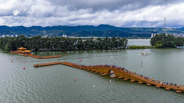 昆明：东风坝开合浮桥正式对市民开放