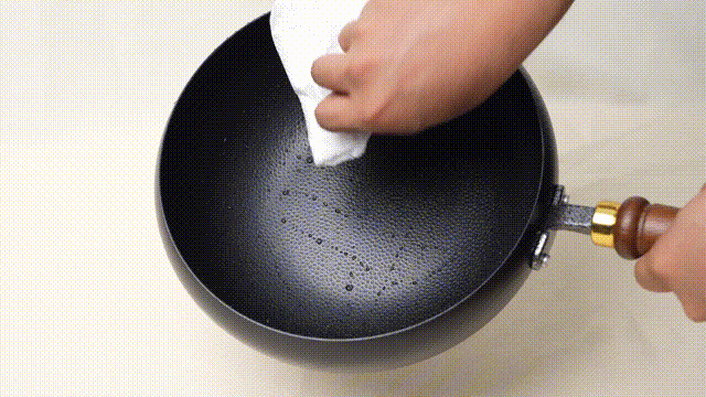 家里的铁锅一洗就生锈了，还能继续用吗？