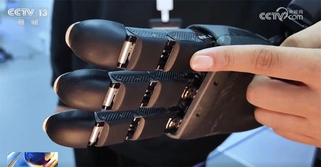 一双“灵巧手”实现突破折射机器人产业崛起 “中国智造”展现“新”活力