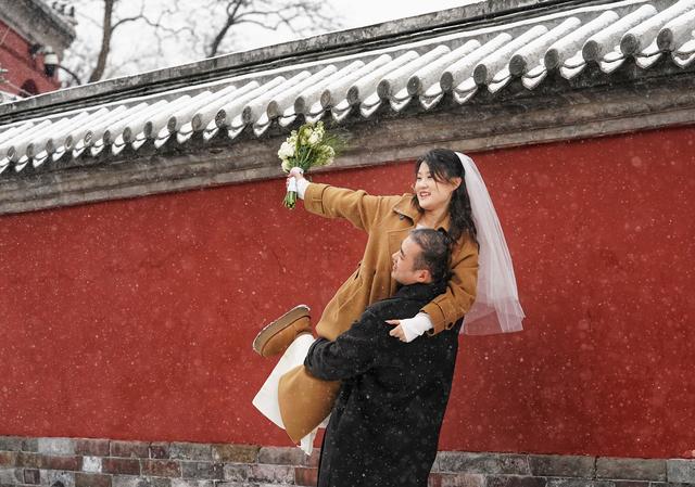 雪落钟鼓楼、什刹海，市民、游客邂逅京城初雪浪漫