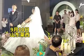演员徐璐参加好友婚礼，“抢”到婚礼手捧花，现场为新人送上祝福图片