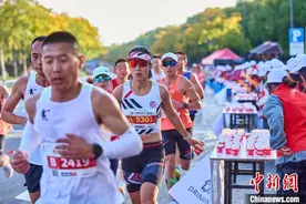 “黑科技”遇上硬实力 浙江嘉兴两万跑者邂逅最美江南图片