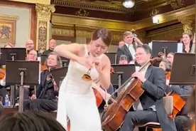 唢呐震撼！中国姑娘在维也纳技惊四座图片