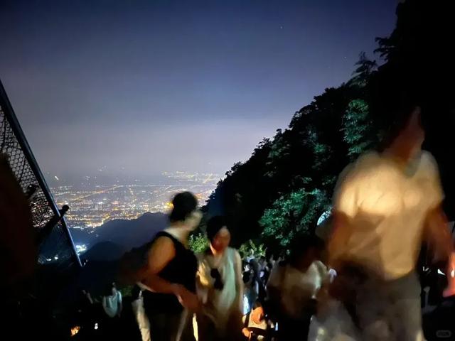 朋友圈最拼的打工人，流行晚上去爬山