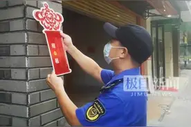 “招租告示牌”取代“牛皮癣”，武汉江岸城管主动为商户“打广告”图片