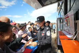 5分钟不到，走失的孩子找到了！广场为民服务车真“办事”图片