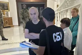 亲俄乌议员涉“叛国罪”被拘，此前因在直播中拒绝谴责普京被打图片