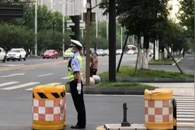 “军姿交警”！网友：也许有人笑他傻，但谁又能成为他那样呢？图片