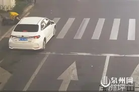 外卖小哥骑车看手机 撞上小车负全责图片