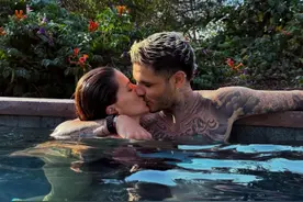 沉浸新恋情！💘伊卡尔迪与女友疯狂秀恩爱，泳池中甜蜜拥抱亲吻图片