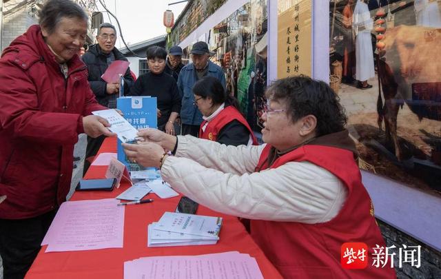这条蕴含“老黄牛”精神的古巷，举办的热闹集市被游客居民点赞