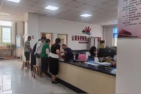 扫码亮证“不费事”，桃村镇房产业务中心添“减证便民”新举措图片