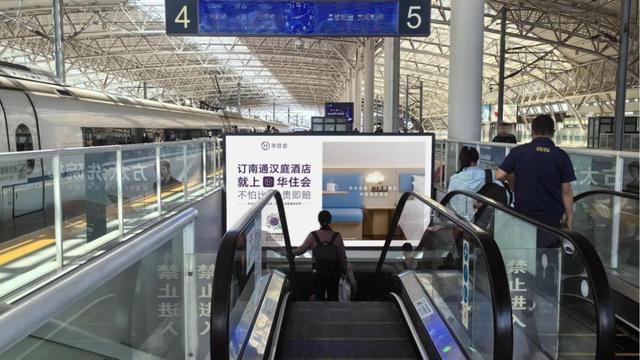 第一批拼假游客已抵达