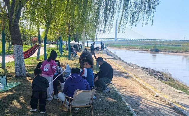 野趣满盈黄河岸，春日露营沐暖阳