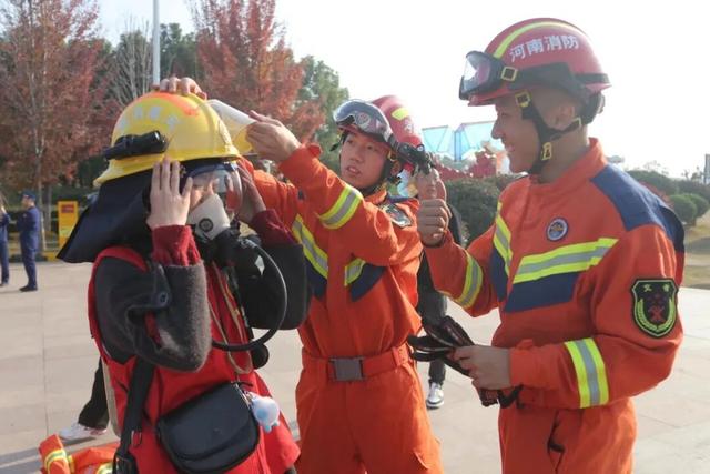 漯河人明天冲！消防小熊限量派送，就在东外滩！打卡集赞，转盘抽奖还能把更多礼品抱回家！