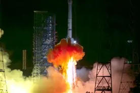我国首个小行星探测器天问二号进入预定轨道，上海天文台助力测定位置和轨迹图片