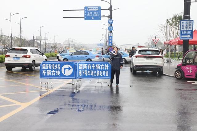 国庆中秋长假｜“双节”+菊展，开封火车站高峰期平稳有序