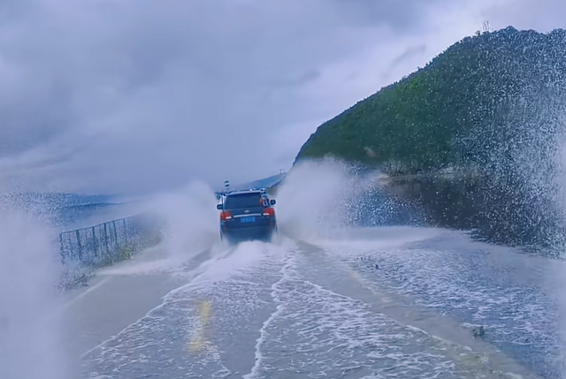 “水上公路”再现，云南交警提醒