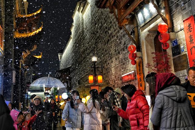 南昌展现促消费新担当：打造老街区烟火气新消费场景，引来人气红了城市